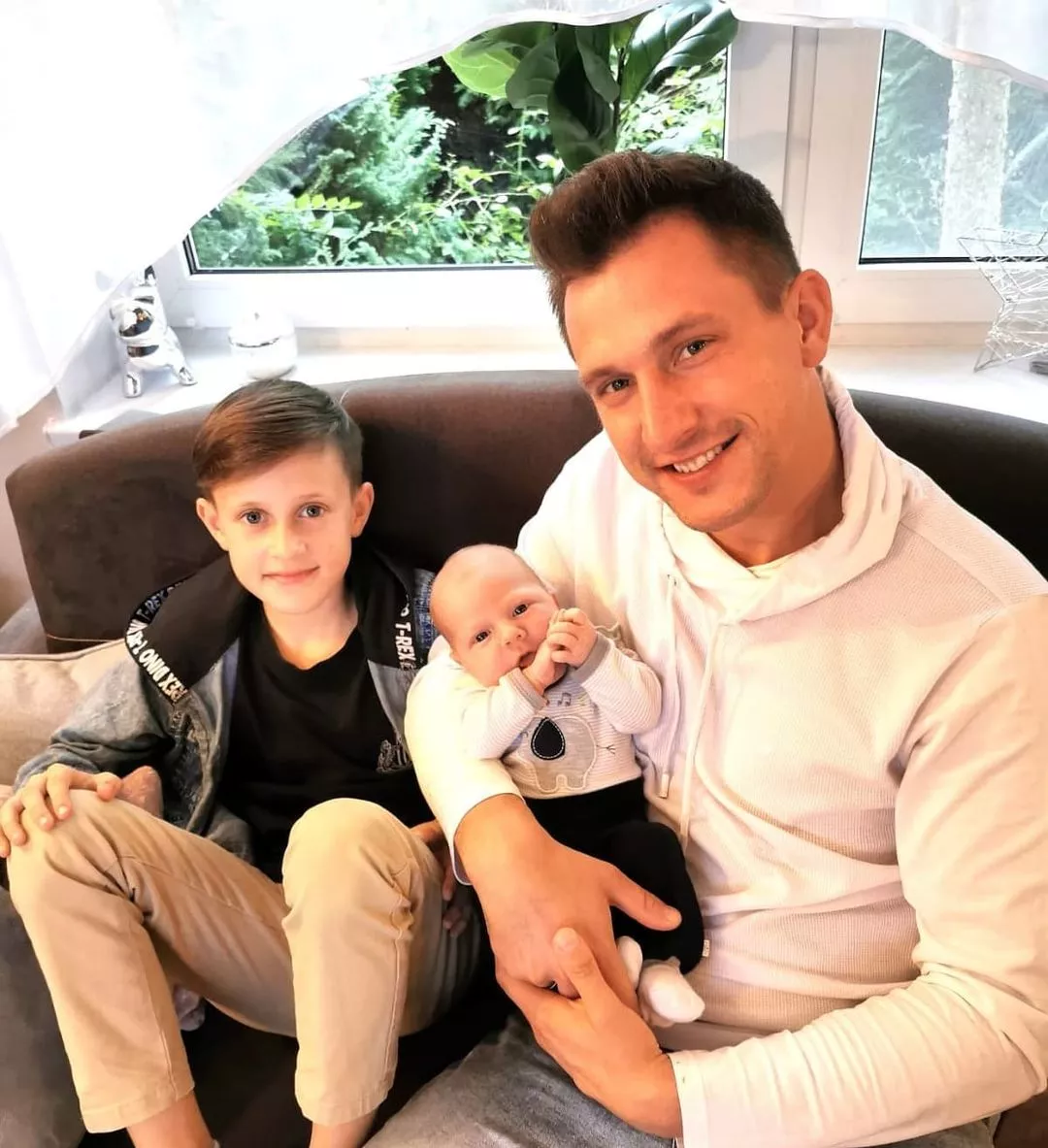 Uwielbiany wokalista disco polo pokazał zdjęcie z malutkim synkiem! Wzruszająca fotka Przemka Budki chwyta za serce! 